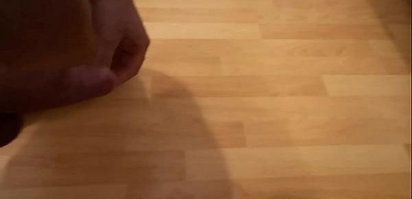 Hole mir mit Penisring richtig geil einen runter